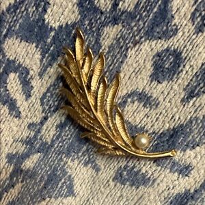 Vintage Lee Co gold tone leaf with Pearl